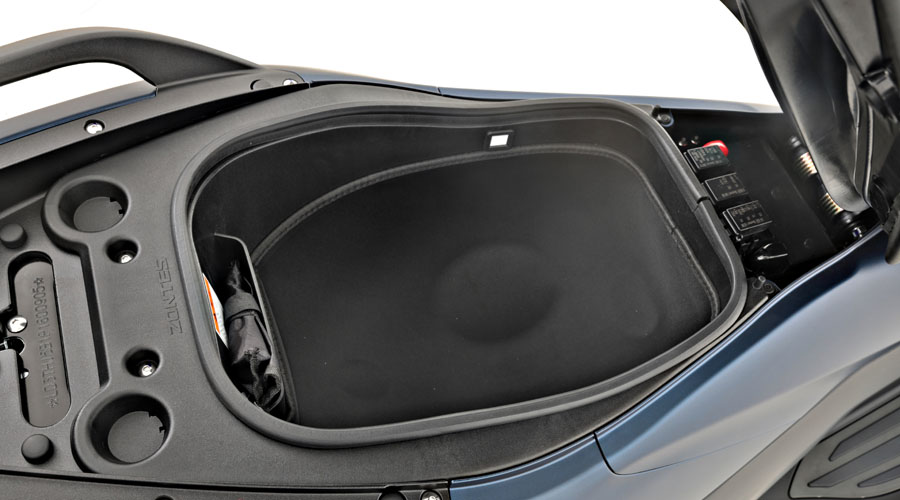 Compartimento amplio — Zontes 125E