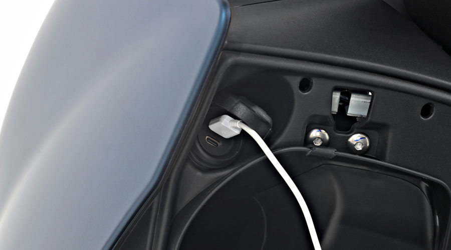Doble toma USB QC 3.0 — Zontes 125E
